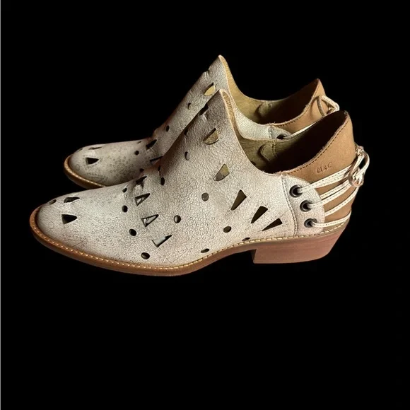 Musse & Cloud Perforated Cream Booties - Picture 3 of 5